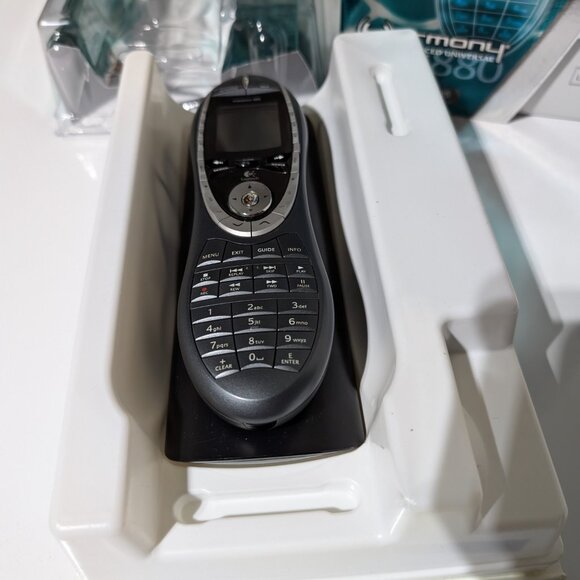 Logitech Harmony 880 Universal Remote - Picture 3 of 5